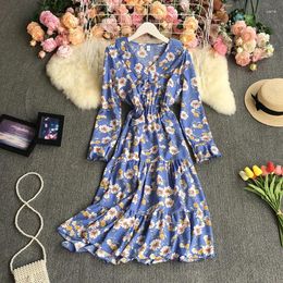 Casual Dresses V-neck Chiffon Floral Dress Women's Autumn French Style Waist And Thin Temperament Big Swing Bellflower Long