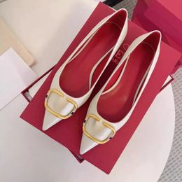 Designer Flat Women Shoes Pointed Toe Shallow Flat Heels Real Leather Wedding Shoes Metal V-buckle Summer Luxury Nude Black Red Gold Silver Women's Sandals