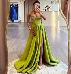 Sexy Green Evening Pageant Dresses Halter Neck Sequined Floor Length High Side Split Prom Formal Party Gowns Celebrity Wear Robe De Soiree