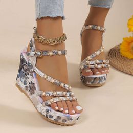 Designer Sandals Round Toe Roman Summer Fashion Hundred Matching Skirts Womens Shoes 2024 New Pearl Thick Soled