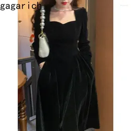 Casual Dresses Gagarich French Hepburn Black Gold Velvet Dress Women 2024 Early Spring Autumn Temperament Waist Celebrity Style