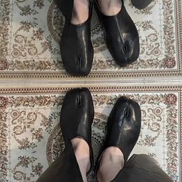 Genuine Leather Split Toe Tabi Shoes Women Slip-On Tabi Flats Women Leather Ninja Split Toe Pig Feet Shoes Chaussure Femme 240516