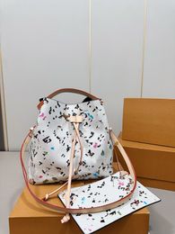 Classic bucket bag, the texture of the champagne bucket is really good, and the capacity of everyday items is definitely enough. I will never regret buying it.