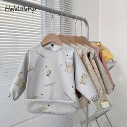 Bibs Burp Cloths Baby feeding apron and long sleeved baby boy and girl cute cartoon printed apron for easy cleaning of childrens waterproof art smoke d240522