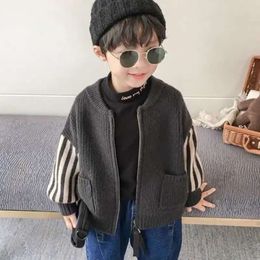 ربيع الخريف المرقور أزياء Stripe Kids Cardigan Haruku Boy's Tops فضفاضة ملابس خارجية غير رسمية طباعة الأكمام الطويلة الفتيات سترة L2405 L2405