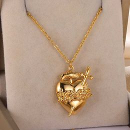 Pendant Necklaces Vintage Sword Passing Through Heart Shaped Charm Necklace Womens Love Arrow Rose Pendant Necklace Gothic Clavik Necklace d240522