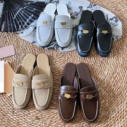 Теляковые квартиры мулы новые слайды Slidess Women Женщины дизайнерские сандалии металлические куски Baotou Slide Slipers Summer Beach Casual Shoes Comfor