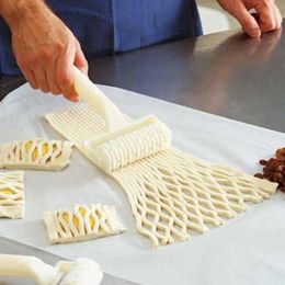 Baking Tools 1Pc Pie Pizza Cutter Pastry Bakeware Embossing Dough Roller Lattice Cake Plastic Tool Kitchen Gadgets