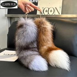 Keychains Lanyards Big Fox Tail Keychain Pompoms Tassel Bag Pendant Womens Key Ring Fluffy True Fur Keychain Charming Girl Keyholder Gift Q240521