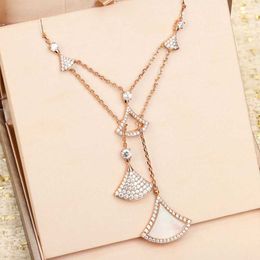 Pendant Necklaces High quality rose gold fan necklace for women fashionable atmosphere luxury brand jewelry party Valentines Day gift d240522