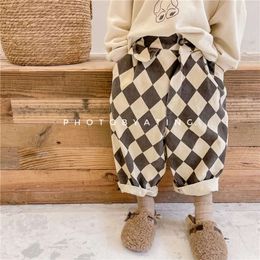2024 Novo outono meninos calças xadrez de estilo coreano Crianças infantis casuais solteiros haren calças de crianças roupas l2405