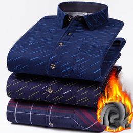 남자 패션을위한 고품질 버튼 업 셔츠 두꺼운 따뜻한 단색 긴 소매 격자 무늬 플러스 사이즈 셔츠