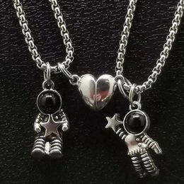 Pendant Necklaces 2PCS Fashion Magnetic Necklace Couple Luxury Style Astronaut And Heart Shape Magnet Paired Lover Gift