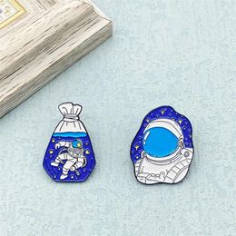 Brooches Weightless Astronaut Design Metal Lacquer Brooch In Fashion Shopping Bag Cartoon Cute Badge Clothing Pin Accessories