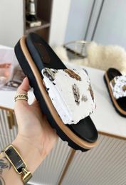 2021 Sandali di moda Designer di lusso Slide pantofole piatte Scarpe da donna Summer Outdoor Beach Flip Causal Flops 12163288894