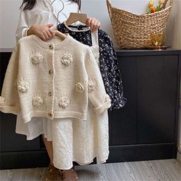 Girls 'Round Neck Mage 2024 Spring and Autumn in stile Autumn Giacca di cotone a maglia a mano in maglia per bambini Cardigan a colori per bambini L2405 L2405