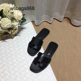 Fashion Family Outdoor Slippers Summer Designer slippers Brand Classic Sandals Genuine Leather Fashion Shoes Ladies slipper Beach Flat heel Flip