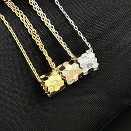 Pendant Necklaces High quality 925 sterling silver bee my love honeycomb pendant necklace womens gold-plated Paris fashion luxury Jewellery d240522