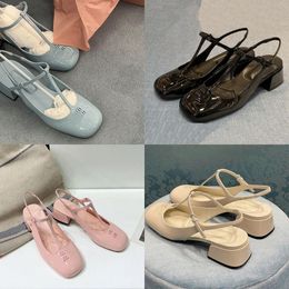 Отсуть обувь сандалии дизайнер женщин летняя мода Элегантная темпераментная патентная кожа