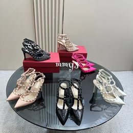 Designer scarpe da sandalo ad alto tallone con cinghia di caviglia per borchie romane nude strip rivetti a spillo da donna blocco da donna.