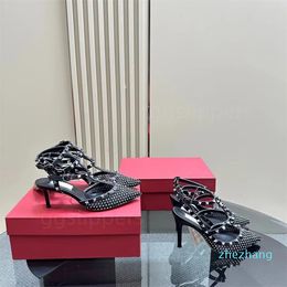 Designer scarpe elementi sandali di lussuoso tacchi alti la lacca neri nude in pelle ricca di tallone con punta piattaforma di punta da donna sexy borghesi con borchie con borchie con borchie con borchie per cinturini 35-42