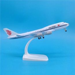 Aircraft Modle 20cm Air China B747 alloy aircraft model decoration series souvenir display with decorative toys on wheels S2452204