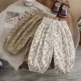Flickor för slitage som bär en trendig koreansk version av Children Spring och Loose Casual Baby Autumn Floral Pants L2405