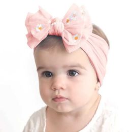 Hair Accessories New 1PCS Small Daisy Flower Baby Girls Headwraps Double Lace Mesh Bows Newborn Toddler Headband Nylon Soft Kids Headwear Y240522