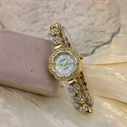 Novo nicho de nicho de luxo relógio de flor em forma de pequena pulseira de temperamento da moda Womens Watch Watch