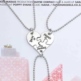 Pendant Necklaces 3 pieces/set of new heart shape puzzle best friend necklace suitable for girls long chain sisters Bff friendship forever jewelry gift d240522