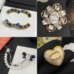 High Quality Women Crystal Brooch Brand Letter Pins Designer Brooches Pearl Suit Pin Clothing Decoration Accessories Wedding Jewellery Birthday Gift