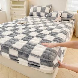 Bedding sets WOSTAR Soft warm plush mattress protector cover winter couple 2 people black white plaid elastic fitted sheet bed protection pad H240521 8OSB