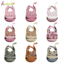 Bibs Burp Cloths 2PCS silicone baby bib waterproof Burp cloth cartoon printed bib adjustable feeding soft bib baby accessories for newborns d240522