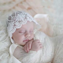 Hair Accessories White Lace Baby Cap Photography Props Headwear Flower Embroidered Princess Girl Court Bonnet Infant Turban Hat Newborn Beanie Y240522