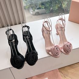 Tasarımcılar Yeni Ayakkabı Elbise Sandal Moda Deri Dans Ayakkabı Süet Lady Metal Kemer Toka İnce Heelv Kadın Topuklu