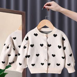 2022 Autumn Spring Sweaters Kids kläder Barn Bomull Sticked Baby Girls Cute Love Heart Sweater Cardigans L2405