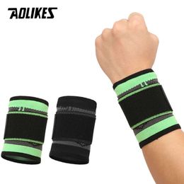 AOLIKES Brace Wraps Compression Wrist Strap,Wrist Support for Fiess Weightlifting,Pain Relief,Adjustable Wristband L2405