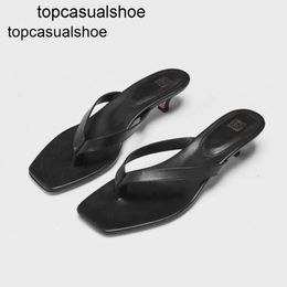 Toteme Middle Schuhe Füße Fersen Designer Pantoffeln klemmen Mage Kätzchen Absatz Leder lässig und komfortable dünne Absatzflip-Flops