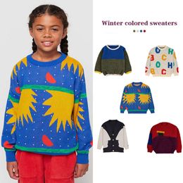 Children's Winter 23 pojkar färgblockerad pullover varm stickad flickor tecknad v-ringning cardigan alfabettröja l2405 l2405