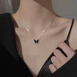 Pendant Necklaces New European and American Black Butterfly Pendant Necklace Fashionable Simple Personalized Light Luxury Womens Necklace Chain d240522