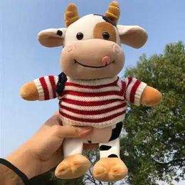 Plush Dolls 26CM Cartoon Milk Cow Plush Doll Cute Simulation Cow Plush Toy Soft Fill Sweater Cow Pillow Girls Birthday Gift H240521 WS9N