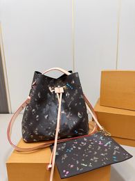 Classic bucket bag, the texture of the champagne bucket is really good, and the capacity of everyday items is definitely enough. I will never regret buying it.