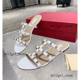 2023 Designer Women Sandals Hollow Out Logo Flat Slippers Sandal Rivet Girl Shoes Platform Slides Lady Casual Flip Flops 35-43 547