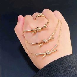 Designer's Brand Twisted Necklace Womens 18K Rose Gold Plating New Fashion Bow Pendant Rope Collar Chain