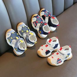 Маленькая желтая утка детская досуга Baotou Summer Internet Популярные популярные новые девочки модные пляжные обувь для мальчиков спортивные сандалии
