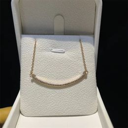 Designer Choker Necklace Set di marchi di lusso semplice set di marchi di lusso all'ingrosso a ciondolo in acciaio per San Valentino regali 18k T Smiley Face Diamond