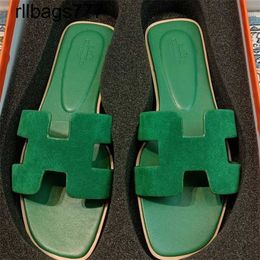 Original Slipper Fashion Family Oran Love Horse Leather Flip Flops Women's 2024 Summer Color Matching Wear Leisure Flat Bottomed Beach Sandals