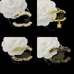 Luxury Brooch Brand Designer Letter Brooch Pins 18K Gold Plated Inlay Crystal Rhinestone Jewellery Brooch Charm Pearl Pin Party Gift Accessorie