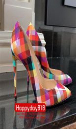 Дизайнерская мода Женская обувь многоцветная патентная точка пальцы на ногах на пятко