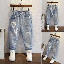 Мальчики носят весну и осень 2023 г. Новая детская мода, корейская корейская подготовка длинных брюк для детских дырочных джинсов 2-9y L2405
